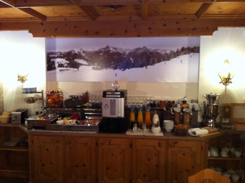 uma cozinha com um balcão e comodidades para preparar café em Alpin Hotel Garni Eder - Private Living em Mayrhofen