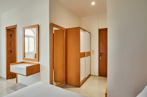 a bedroom with a sink and a mirror at Palmeras Pyramids Hotel in Cairo