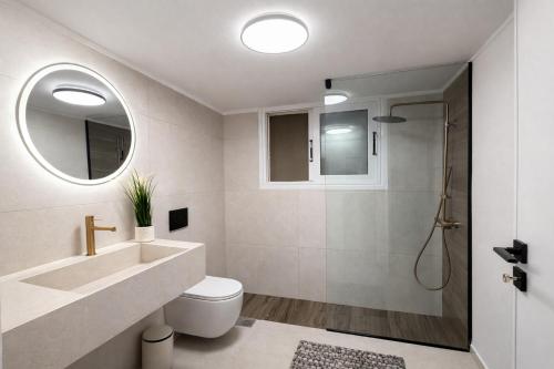 Casa Vincenzo 2 BDR apt by Hospi Living