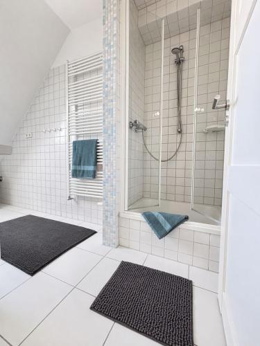 a bathroom with a shower and a shower rug at Ferienwohnung Nikolaiblick in Stralsund