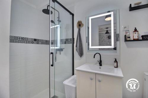 a bathroom with a shower and a sink and a mirror at Le tigîte b&b in Allaire