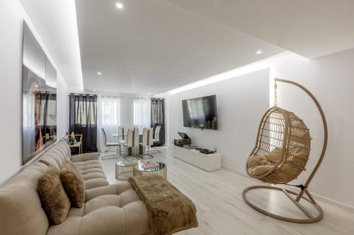 a living room with a couch and a bird cage at Spacious 3-bedroom condo near Lisbon Airport in Lisbon