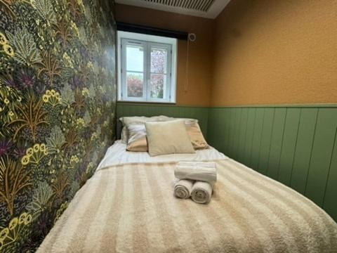 a bedroom with a bed with two towels on it at Séjour Château Moderne avec Cinéma in Verberie