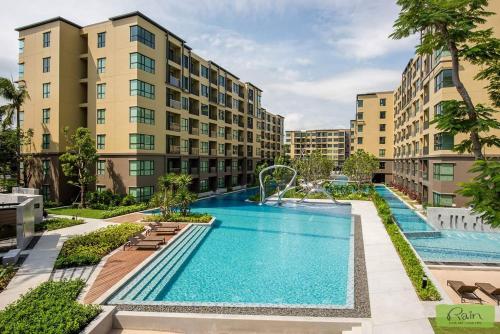 uma imagem de um complexo de apartamentos com piscina em Rain Condo Ground Floor Cha-am Hua Hin em Cha Am