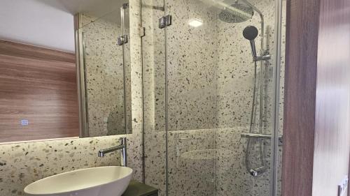 a bathroom with a sink and a shower at Roatel Willich A44 my-roatel-com in Willich