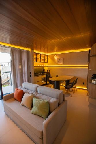 a living room with a couch and a table at Villa Real Chalés in Viçosa do Ceará