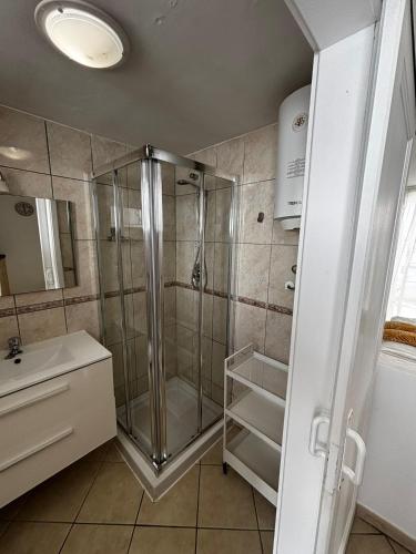 a bathroom with a shower and a sink at Apartamento Te Miti in Puerto del Carmen