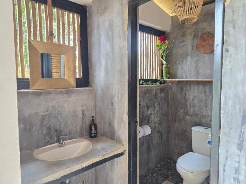 a bathroom with a sink and a toilet at Refugio cerca a Villeta in Petaqueros
