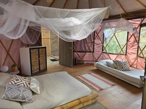 a room with two beds in a tent at Refugio cerca a Villeta in Petaqueros