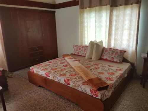 Postel nebo postele na pokoji v ubytování Jackson Guesthouse Anomabo