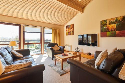 a living room with two couches and a table at Host & Stay - Beech Lodge in Belton