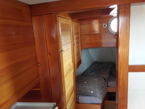 a small room with a bed in a cabin at Boot Rosi Hafen Greiswald in Greifswald