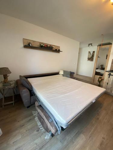 a large bed in a room with a couch at Jena Ferienwohnung Campusblick in Jena