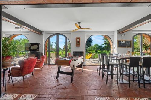 Gallery image of Château Fourclins Domaine privatif 16 personnes Parc & Bassin naturel Proche Toulouse in Merville