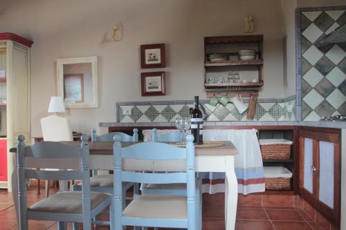 a dining room with a table and chairs at Casa Rural la Hojalata in Mocanal