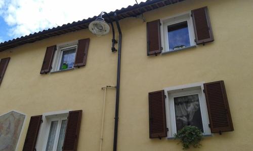 モンドヴィにあるLa casa di Adriの窓とシャッターが付いた建物