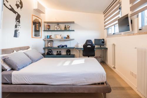 a bedroom with a large bed and a desk at VILLA GIULIA 8, Emma Villas in Nemi