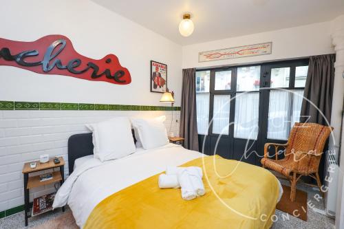 Paris Retro Bistro Escape Authentic & Cozy
