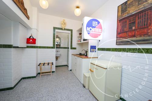 Paris Retro Bistro Escape Authentic & Cozy
