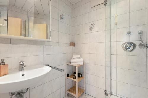 a bathroom with a sink and a shower at Apartment mit Gartenblick K1 106 in Spalt