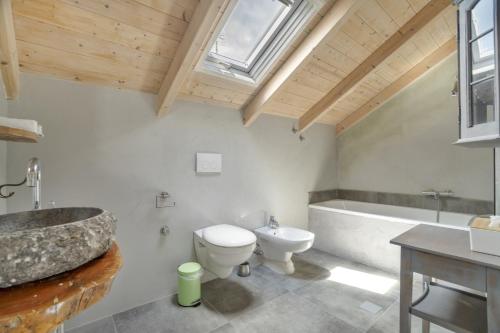 a bathroom with a sink and a toilet and a tub at Villa Pilali in Kefallonia