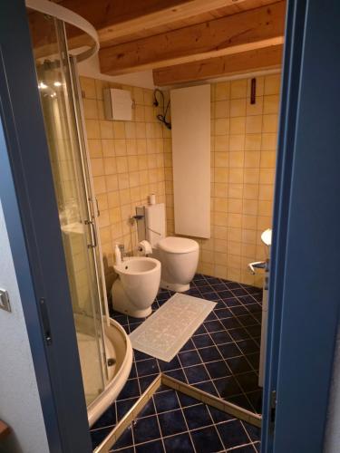 a bathroom with two toilets and a shower at la casa del marmottaio in Crépin