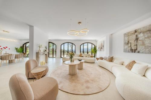 Panoramic-View Villa, 5 En-Suites, Pool, Sleeps 10