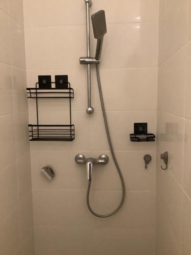 a bathroom with a shower with a shower head at Jul'Home pour 4 personnes , Terrasse avec Jacuzzi en centre ville Dax in Dax