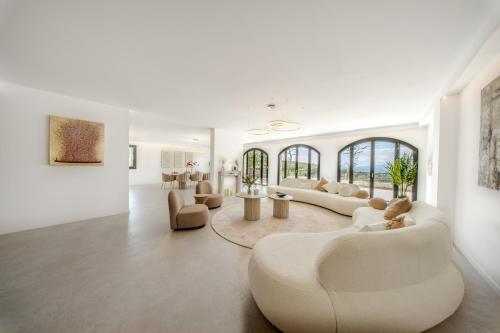 Panoramic-View Villa, 5 En-Suites, Pool, Sleeps 10
