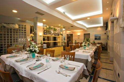 Reštaurácia alebo iné gastronomické zariadenie v ubytovaní Hotel lo Squalo