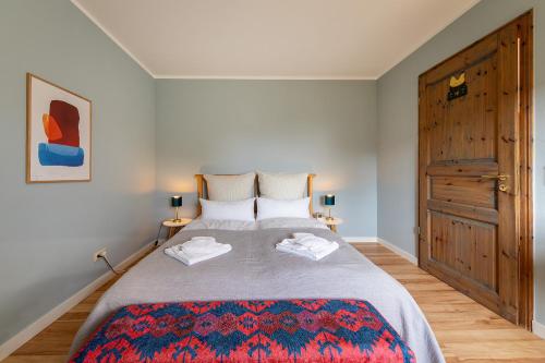 a bedroom with a large bed with two towels at Windrose 08 in Ahrenshoop