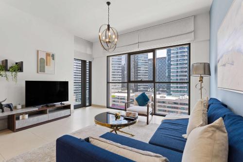 Downtown 1BR with Balcony Near Burj Khalifa & Dubai Mall