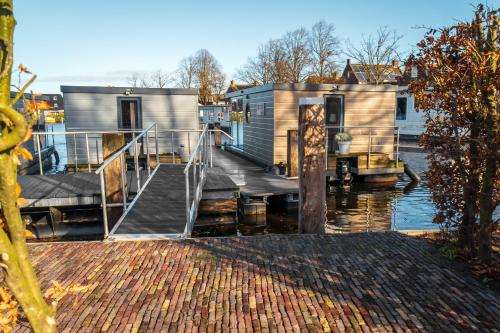 a couple of tiny houses on a dock at The Blue Houseboat in Zwartsluis