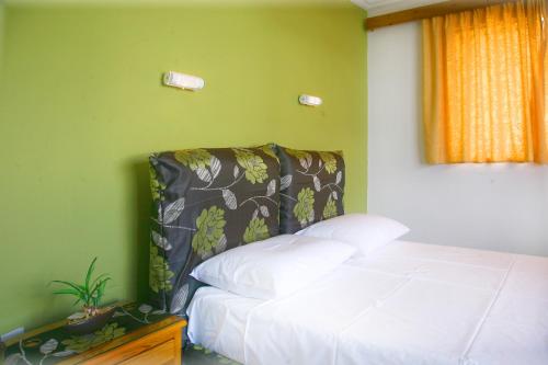 מיטה או מיטות בחדר ב-Omiros