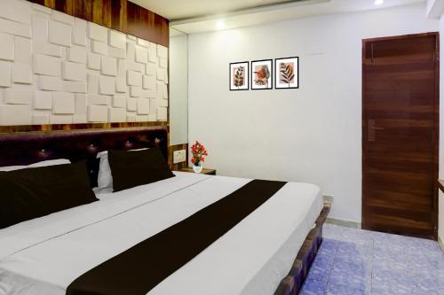 a bedroom with a large bed in a room at Collection O Chidambaram Stadium Formerly Hotel Admire Suit in Chennai