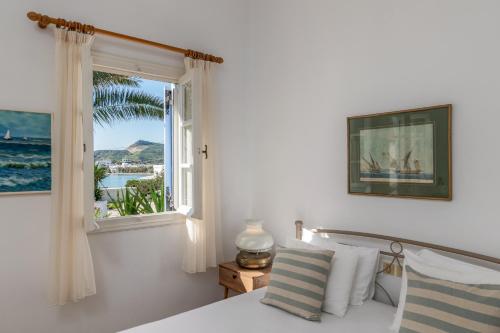 a bedroom with a bed and a window at Alegria Villa in Pollonia