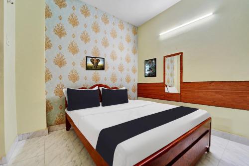a bedroom with a large bed in a room at Super Hotel O Erode Bus Stand in Erode