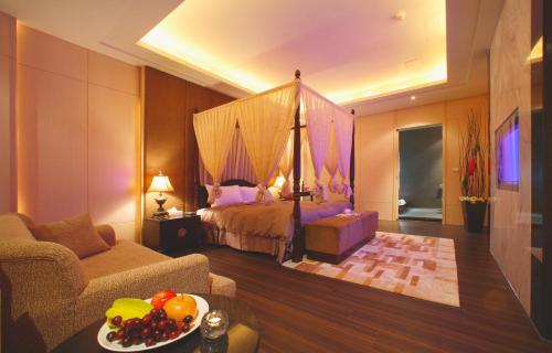 - une chambre avec un lit, un canapé et une table dans l'établissement Noble Motel, à Taïtung