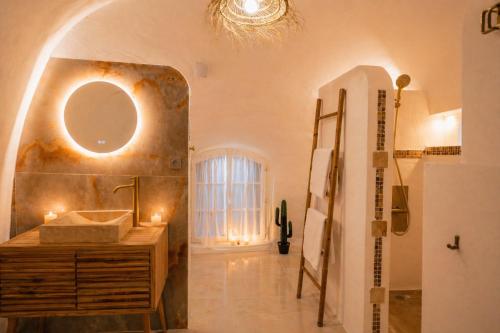 a bathroom with a sink and a mirror at Le temple d'Aphrodite, Appartement avec SPA in Vienne