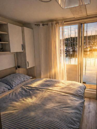 MIRAMARE Romantic Experience with privat Jacuzzi - floating house