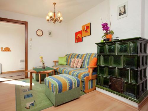 sala de estar con sofá y mesa en Apartment in Stuhlfelden with terrace, en Stuhlfelden