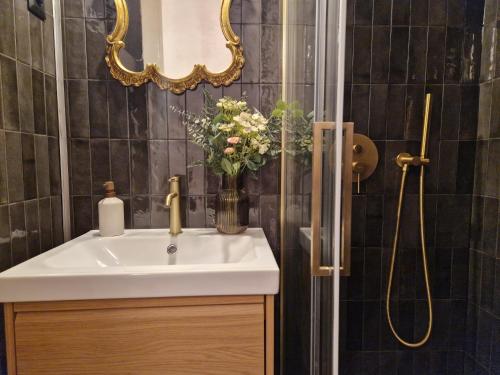 Charming and unique apartment with balcony by the Great Synagogue