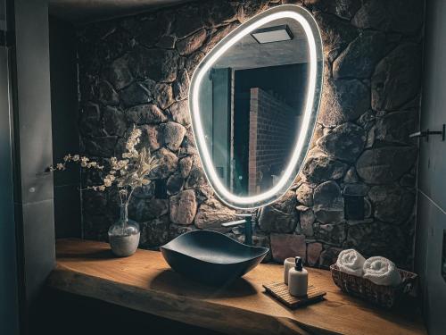 a bathroom with a bowl sink and a mirror at Guest house Etérea in Flores da Cunha