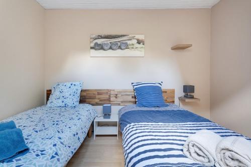 a bedroom with two beds next to each other at Maison - Le Clos Des Pommiers in Pleudihen-sur-Rance