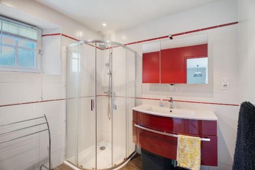 a bathroom with a shower and a sink at Maison - Le Clos Des Pommiers in Pleudihen-sur-Rance