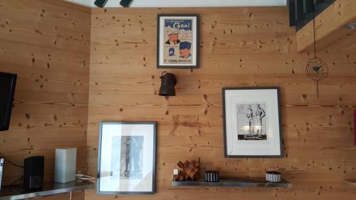 een houten muur met twee foto's erop bij Ski Sun in L'Alpe-d'Huez