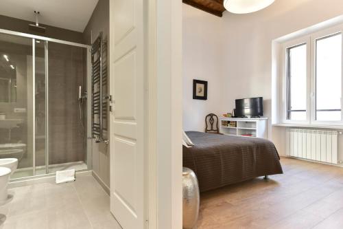 ローマにあるB&B Casa Angeliniのベッドルーム1室(ベッド1台付)、バスルーム(シャワー付)が備わります。