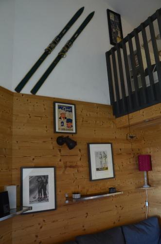 une chambre avec des skis et des photos sur le mur dans l'établissement Ski Sun, à L'Alpe-d'Huez