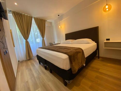 a bedroom with a large bed in a room at Hotel Merendón Express in San Pedro Sula
