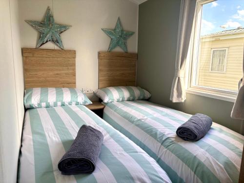 two beds in a room with stars on the wall at Saltwinds - Camber Sands in Camber